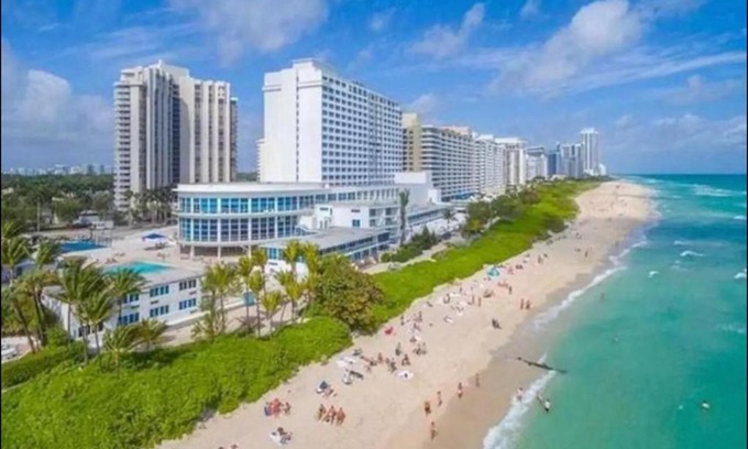 Mid Beach Apartamento | Villa Katy, Beachfront property