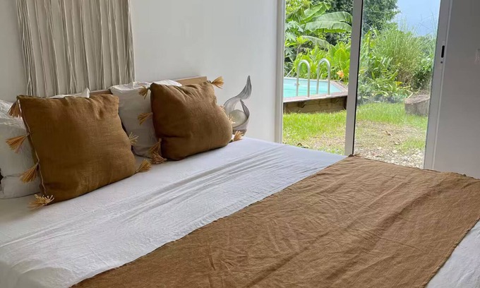 Trois-Rivieres Apartamento | Villa Kayooli: Vanilla studio, pool and sea view