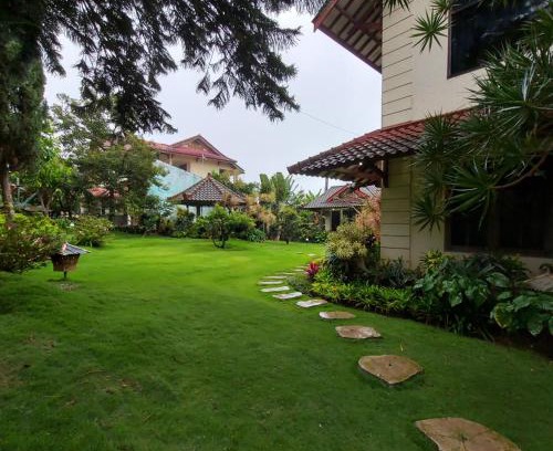 Oro Oro Ombo Villa | Villa Kusuma 14, Large Garden & Karaoke in Batu City