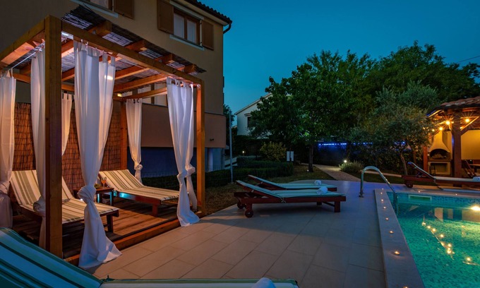 Sikici Villa | Nueva casa moderna con piscina privada, cerca del centro de la ciudad y la playa