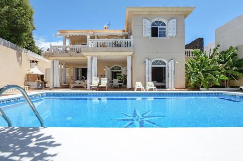 Playa del Cable Apartamento | Villa La Concha Beachfront Heated Pool