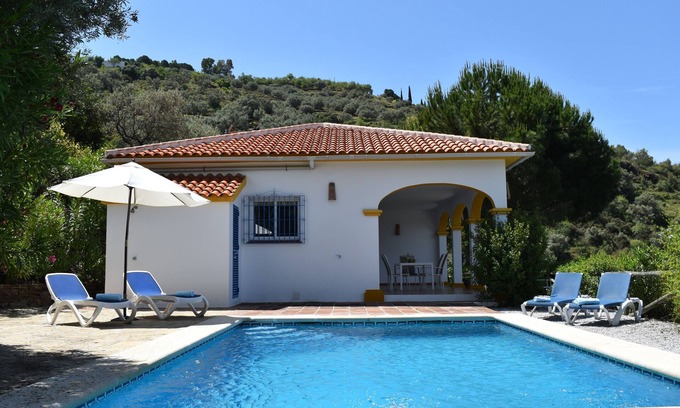 Sayalonga Cabaña | Villa La Frasca con piscina privada para 4 personas y bonitas vistas al mar