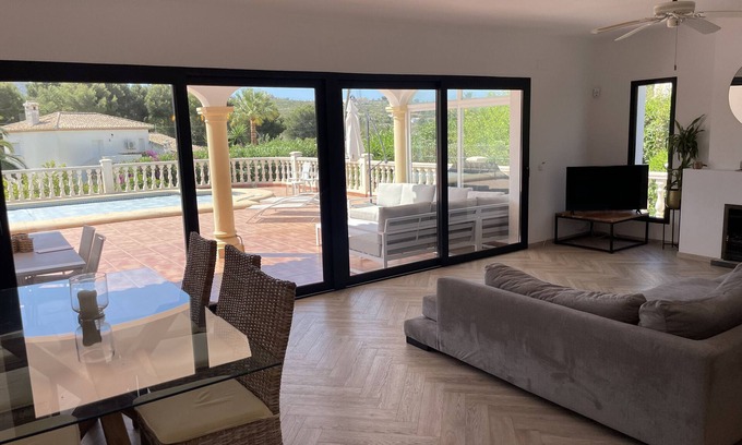 Urbanización La Mandarina Villa | Villa 'La Gavina' con vistas a la montaña, Wi-Fi y aire acondicionado