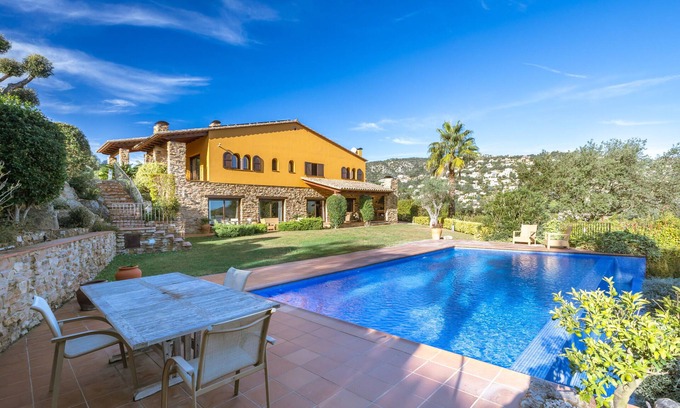 Calonge Villa | Villa 'La Masia' con vistas a la montaña, Wi-Fi y aire acondicionado