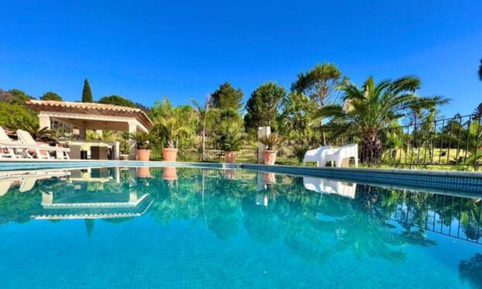 Cogolin Cama Y Desayuno | Villa La Source 83 - Room 1 close to Saint Tropez