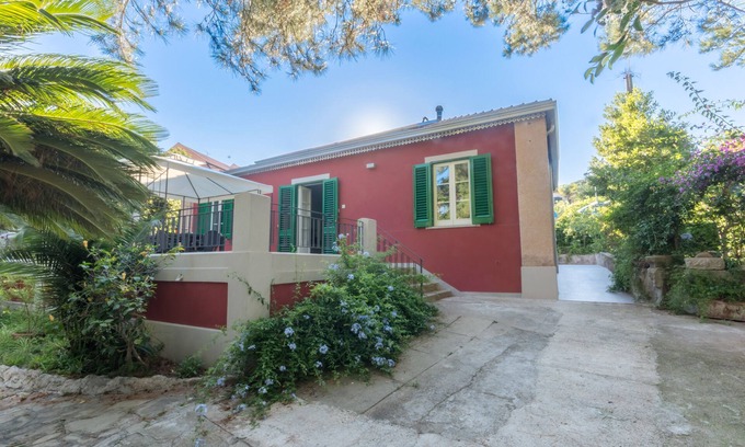 Capo Peloro Villa | Villa Labruto - Apartamento Aire y Fuego con terraza y jardín.