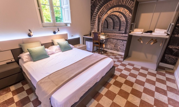 Capo Peloro Villa | Villa Labruto - Sala de la Tierra con jardín privado, patio y estacionamiento.