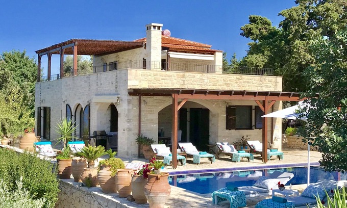 Rethymno Casa | Villa LaMori en una zona tranquila con piscina climatizada y un hermoso jardín