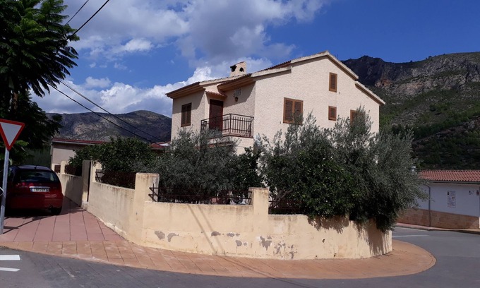 Argelita Villa | Villa ajardinada a medio camino entre el mar y la alta montaña
