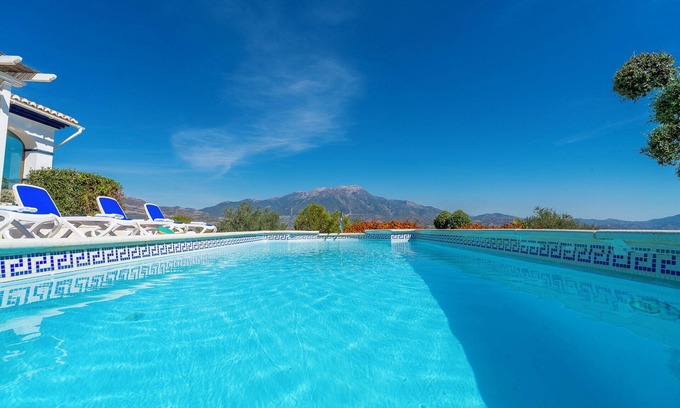 Viñuela Villa | "Villa Las Alondras" con vistas al lago y a la montaña, piscina, jardín y Wi-Fi