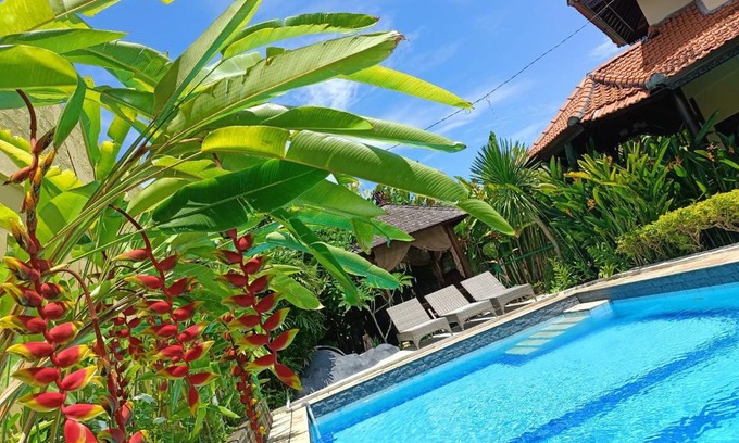 Batubelig Cama Y Desayuno | Villa Layang Bulan a homey guesthouse for men near the beach in North Kuta
