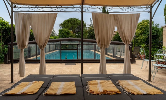 Barbentane Villa | Villa 'Le Colombier - Cambalala' con vistas a la montaña, piscina privada y Wi-Fi