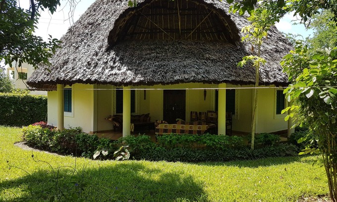 Galu Villa | Villa LeoMar con piscina privada ya tan solo 400 metros de la playa.
