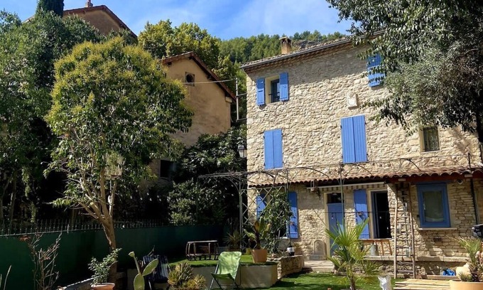 Fontaine-de-Vaucluse Casa | Villa les Volets Bleus, an authentic house in the heart of the city center.