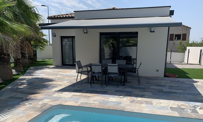 Bassan Villa | Villa les Palmiers quiet with swimming pool
