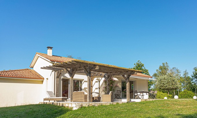 Eyjeaux Casa | Villa Les Papillons: Refugio de Paz y Confort