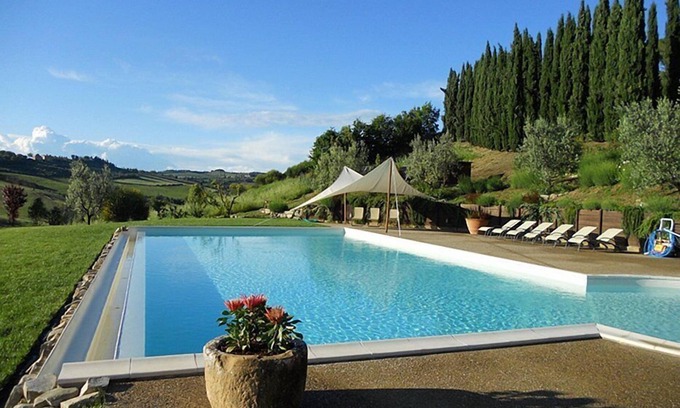 Poggibonsi Villa | Villa Lionella Grande: una espléndida villa de tres pisos rodeada de prados y verdes colinas.