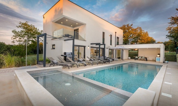 Kirmenjak Villa | Villa Luce Verde: hermosa villa con piscina privada climatizada, jacuzzi y sauna cerca de la ciudad de Porec y sus playas