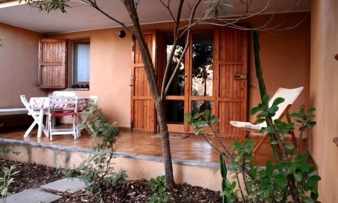 Solanas Villa | Villa Luisella a 200 metros del mar, estacionamiento reservado con jardín