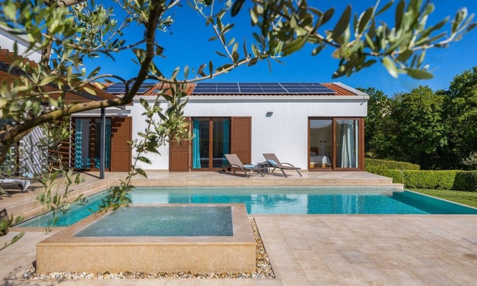 Sveti Petar u Sumi Villa | Villa Luna Bianca - Villa de construcción moderna con piscina privada y banera de hidromasaje