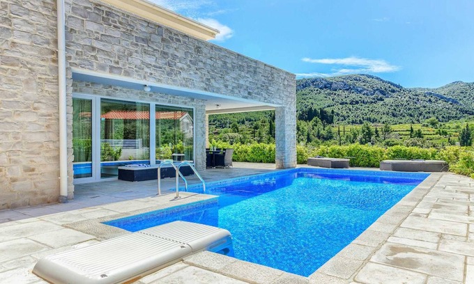 Pitve Villa | Villa Luxoria - para 10 huéspedes con 4 dormitorios, piscina privada y spa