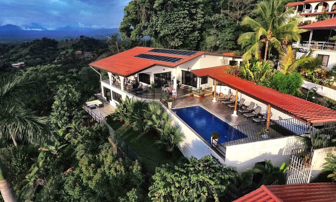 El Cerro Casa | Villa Macaw Luxury 5 Bdrm, Pool, Ocean, Surf & Sunset Views