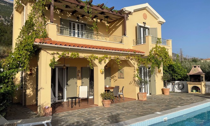 Mousata Villa | Villa Familia con piscina privada, el mar y las montañas, WiFi