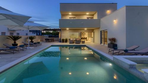 Sikici Villa | VILLA MAKO, die moderne Luxus-Villa mit Swimmingpool und Whirlpool in ruhiger Vorort-Lage von Pula