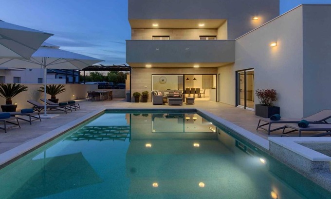 Sikici Villa | Villa Mako – La moderna villa de lujo con piscina e hidromasaje en Pula