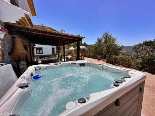 Sayalonga Casa | Villa Malaga con Jacuzzi Piscina vallada Barbacoa By AndaraHolidays