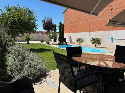 Totanes Apartamento | Villa Mandrés. Casa con jardín y piscina. Proximo a Puy Du Fou.