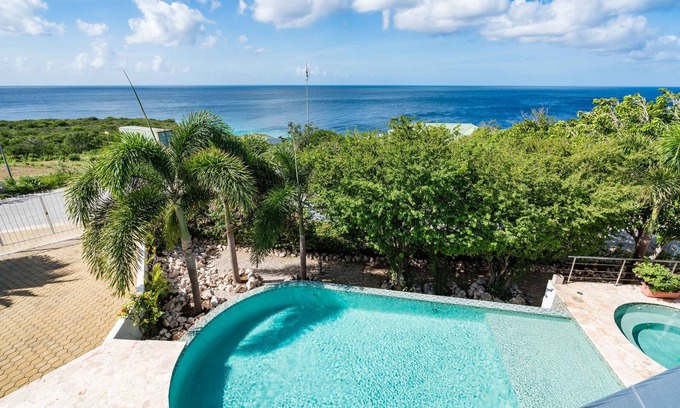 Bisento Villa | Villa Manila con piscina privada y jacuzzi en el resort Cas Abao