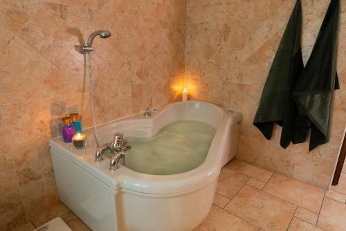 Aosta Apartamento | Villa Mara - Aosta - 200 mq - WiFi - Jacuzzi - Parcheggio - Giardino