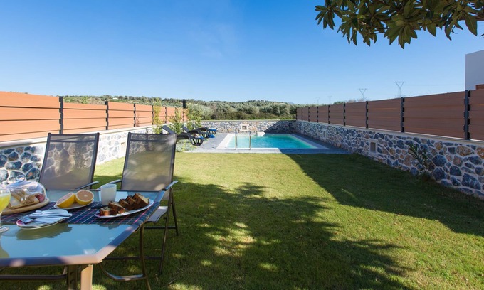 Houdetsi Villa | Villa Maria, Close to Sandy Beach & Amenities