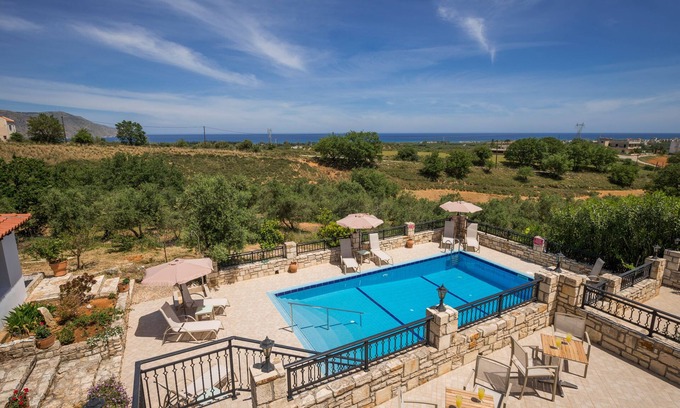 Mathes Villa | Hermosa villa con piscina cerca de la playa de Giorgioupolis