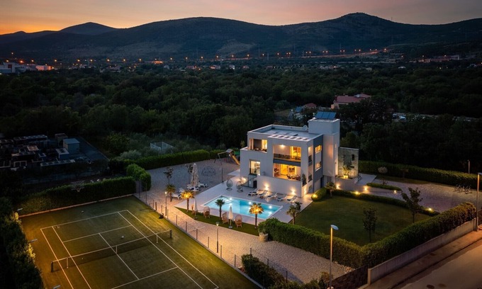 Dugopolje Villa | Villa Marijeta, 5 star villa with heated pool