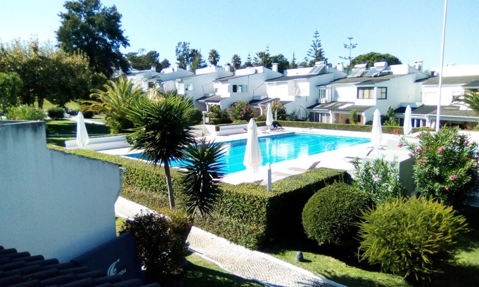 Corroios Villa | Villa Marisol en comunidad cerrada con piscinas y jardín a 4 km de las playas
