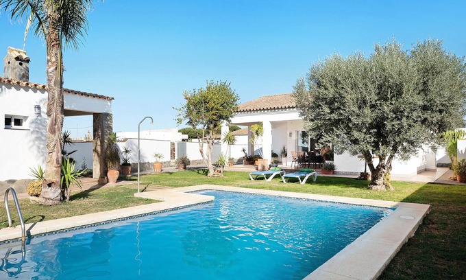 Conil de la Frontera Villa | Villa 'Martin' with Private Pool, Wi-Fi and Air Conditioning