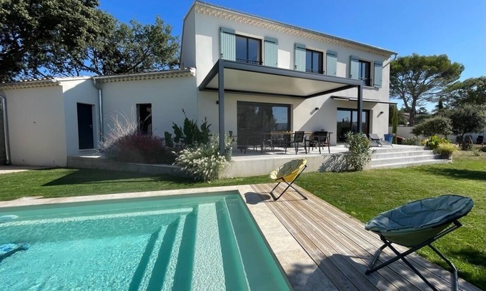 Cabrieres-d'Avignon Villa | Villa 'Mas Mayflower' con vistas a la montaña, Wi-Fi y aire acondicionado