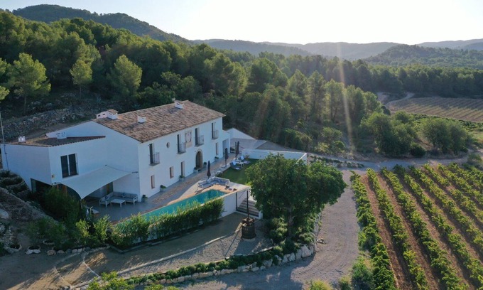 Sant Pere de Ribes Villa | Villa Masia Capdet: Villa en los viñedos, 14 personas y a 10 minutos de Sitges