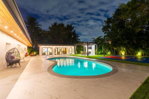 North Miami Beach Casa | Villa Mayami Modern Living Pool Gym Bsk Crt