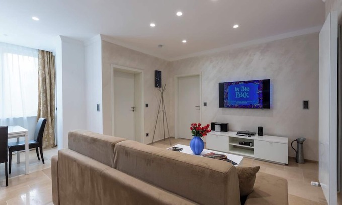 Hollerich Apartamento | Villa Medici 12 Two-Bedroom Apartment (6 Adults)