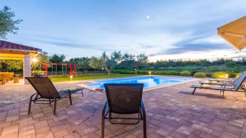 Privlaka Villa | Villa Mia with heated pool, billiards and large garden - by TA Leut Agency