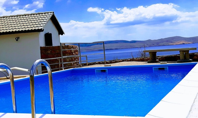 Cesarica Apartamento | Villa Mihaela - Apartamento frente al mar "Ika" con vista al mar y piscina