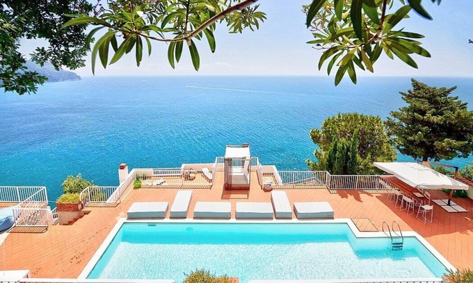 Ravello Villa | Villa Milena: Una espléndida y luminosa villa de dos pisos ubicada en la costa alta frente al mar.