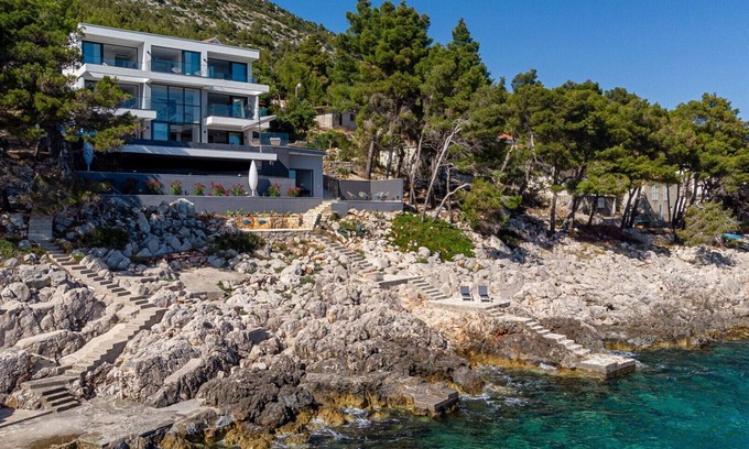 Blato Villa | Villa Miracul con una piscina infinita, WI-FI, aparcamiento, aire acondicionado y suelo radiante y gimnasio junto al mar
