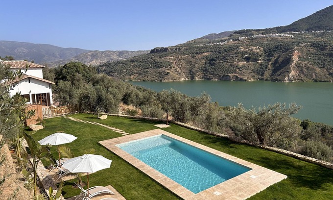 Valle de Lecrín Villa | Villa 'Mirador Del Lago' con vistas al lago, Wi-Fi y aire acondicionado