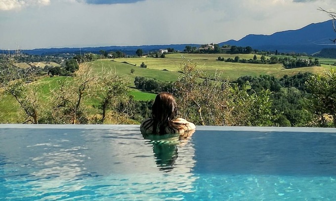 Magliano Sabina Villa | Villa Mirella entre Roma, los baños termales de Viterbo y Umbría - piscina panorámica con chimenea