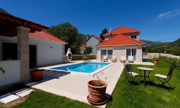Tucepi Villa | Villa Mirma - Countryside villa with private heated pool