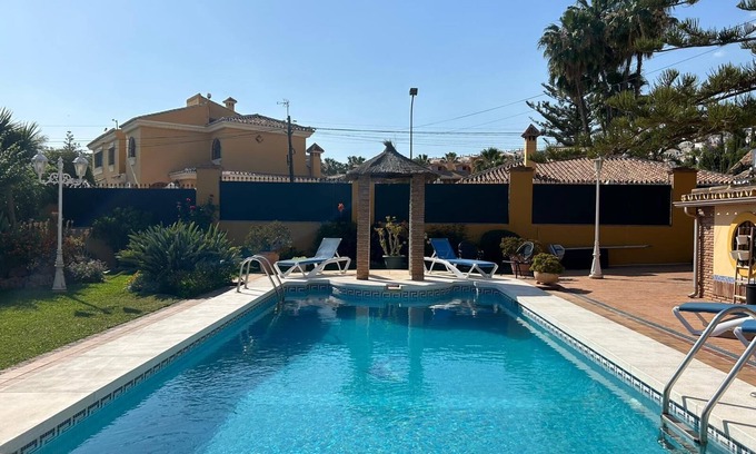 Rincón de la Victoria Villa | Villa mit Pool, 700 m vom Strand Entfernt